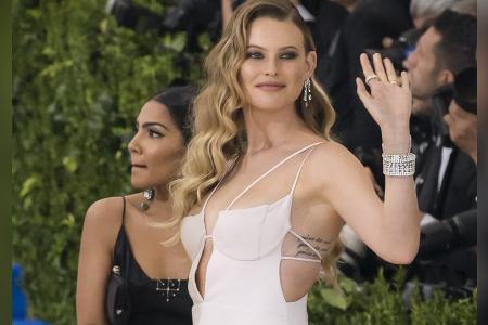 Behati Prinsloo meldet sich mit Stinkefinger auf Instagram zurück Behati Prinsloo meldet sich mit Stinkefinger auf Instagram zurück