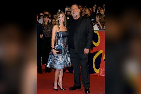 Russell Crowe zeigt endlich seine Liebe auf dem roten Teppich Russell Crowe zeigt endlich seine Liebe auf dem roten Teppich