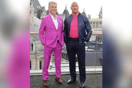 Pierce Brosnan stiehlt in pinkem Anzug 
