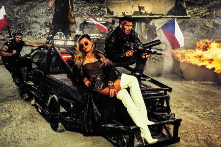 Sophia Thomalla: Neuer Schüttgut-Kalender mit Lukas Podolski Sophia Thomalla: Neuer Schüttgut-Kalender mit Lukas Podolski