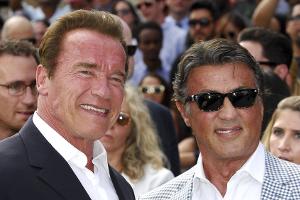 Arnold Schwarzenegger und Sylvester Stallone schnitzen Kürbisse