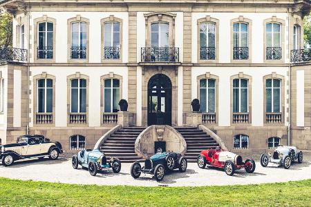 Bugatti Type 49, Type 35B, Type 37, Type 51 Gruppenbild vor Château Saint Jean in Molsheim. Bugatti Type 49, Type 35B, Type 37, Type 51 Gruppenbild vor Château Saint Jean in Molsheim.