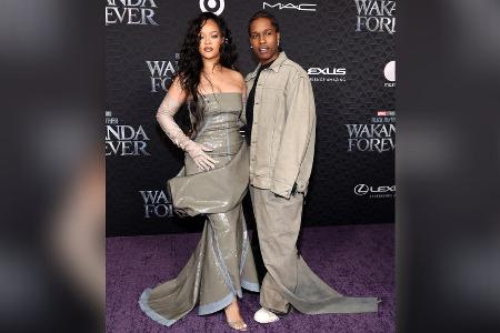Ganz in Grau: Rihanna glänzt bei Ganz in Grau: Rihanna glänzt bei