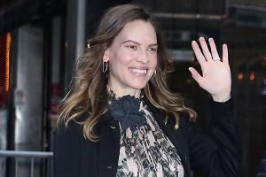 Schwangere Hilary Swank präsentiert zu Halloween ihren Babybauch