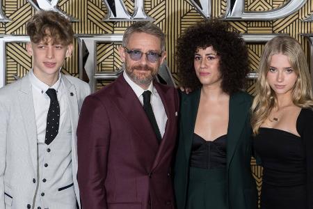 Martin Freeman mit Kindern und Partnerin auf dem roten Teppich Martin Freeman mit Kindern und Partnerin auf dem roten Teppich