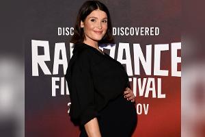 Schwangere Gemma Arterton zeigt Babybauch auf dem roten Teppich