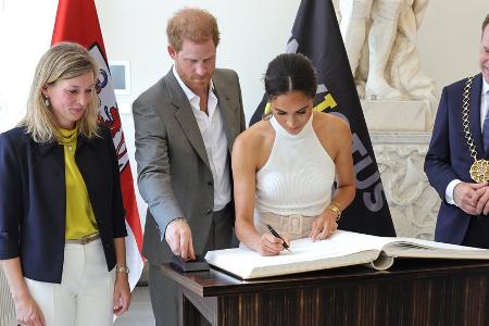 Prinz Harry lacht im Sonderzug: Neue Bilder vom Düsseldorf-Besuch Prinz Harry lacht im Sonderzug: Neue Bilder vom Düsseldorf-Besuch