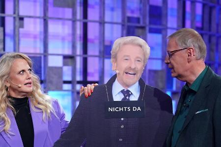 Jauch und Schöneberger ersetzen Thomas Gottschalk durch Pappfigur Jauch und Schöneberger ersetzen Thomas Gottschalk durch Pappfigur