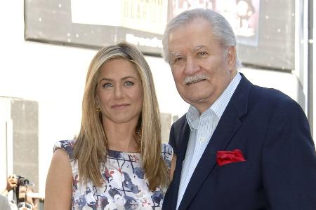 Jennifer Aniston trauert um ihren Vater John Jennifer Aniston trauert um ihren Vater John