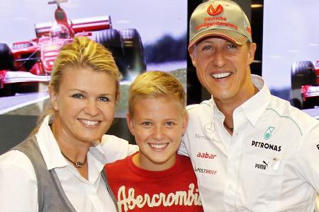 Wohlbehütete Kindheit - Mick Schumacher wird am 22. März 1999 in Vufflens-le-Château in der Schweiz geboren. Der Sohn des damals zweimaligen Formel-1-Weltmeisters Michael Schumacher und seiner Frau Corinna wächst wohlbehütet in der Wahlheimat der Familie auf.
