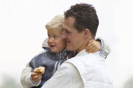 Mick schnuppert schon früh Formel-1-Luft - Schon in jungen Jahren darf er seinen weltberühmten Vater an der Rennstrecke sehen. So wie hier am Nürburgring im Jahr 2002.