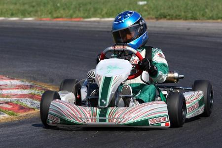 Erste Erfahrungen hinter dem Lenkrad - Schnell wird klar, dass auch der junge Mick großes Talent auf der Rennstrecke mitbringt. Hier fährt er 2009 im italienischen Lonato am Gardasee im Kart. Schon kurze Zeit später startet er bei den ersten größeren Nachwuchsserien im Kartsport.