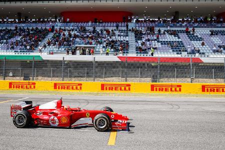 Ein paar Jubiläumsrunden - Anlässlich des 1000. Ferrari-Rennens in der Formel 1 geht es in Monza mal wieder nostalgisch zu. Im Weltmeister-Auto seines Vaters aus dem Jahr 2004 darf Mick ein paar Runden drehen und sorgt für Gänsehaut-Momente in der Toskana. Nebenbei ist er auch als Testfahrer für Ferrari und Ala Romeo aktiv.