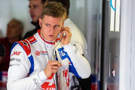 Schluss nach nur zwei Jahren? - Schumachers zweites F1-Jahr ist durch den russischen Angriffskrieg auf die Ukraine geprägt. Haas trennt sich von Sponsor Uralkali, der Russe Mazepin wird durch Kevin Magnussen ersetzt, der schnell erste Zähler sammelt. Schumacher tut sich derweil lange schwer, baut Unfälle, hat aber auch Pech, dass sein Team wiederholt strategisch patzt. Am Ende sammelt der Deutsche nur zwölf Punkte (Magnussen 25), zu wenig für einen neuen Vertrag.