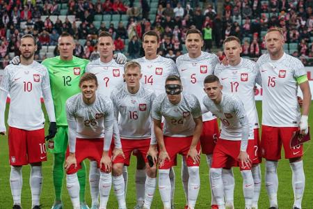 Polnische Mannschaft beim WM-Abflug von Kampfjets begleitet Polnische Mannschaft beim WM-Abflug von Kampfjets begleitet