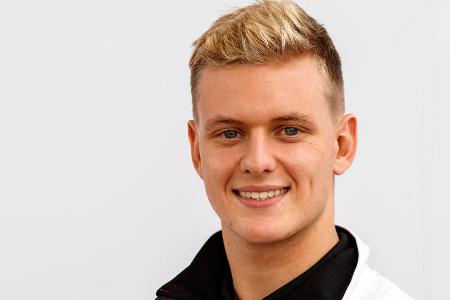 Formel-1-Pilot ab 2021 - Anfang Dezember steht fest: Schumacher wird Stamm-Pilot in der Formel 1 und erhält einen zweijährigen Vertrag beim US-Team Haas. Am bisher wichtigsten Tag seiner Karriere denkt Schumacher auch an Corinna und Michael. Er möchte seine Eltern 'nicht unerwähnt lassen', lässt Schumacher ausrichten, und er betont, wie sehr er sie liebe: 'Ich weiß, dass ich ihnen alles zu verdanken habe.'