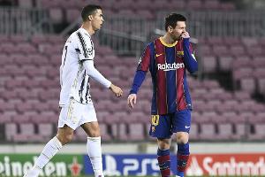 Superstars Messi und Ronaldo am Schachbrett