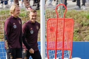 DFB-Training mit Mädchen als FIFA-Nebelkerze