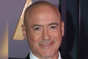 Schauspieler Robert Downey Jr. mit Vollglatze auf dem roten Teppich