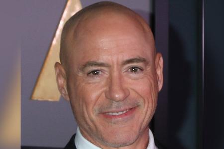 Schauspieler Robert Downey Jr. mit Vollglatze auf dem roten Teppich Schauspieler Robert Downey Jr. mit Vollglatze auf dem roten Teppich
