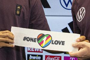 Journalist will "One Love"-Binde tragen - Polizei greift an