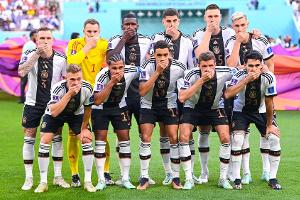 DFB-Team setzt doch noch ein Zeichen: Mit Maulkorb auf dem Teamfoto