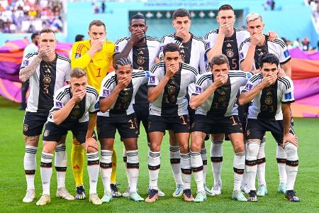 DFB-Team setzt doch noch ein Zeichen: Mit Maulkorb auf dem Teamfoto DFB-Team setzt doch noch ein Zeichen: Mit Maulkorb auf dem Teamfoto