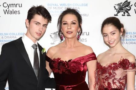 Seltene Schnappschüsse: Catherine Zeta-Jones öffnet ihr Familienalbum Seltene Schnappschüsse: Catherine Zeta-Jones öffnet ihr Familienalbum
