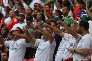 Iranische Spieler singen Hymne mit - Zensur auf der Tribüne