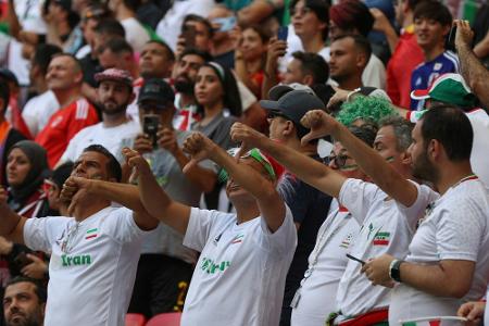 Iranische Spieler singen Hymne mit - Zensur auf der Tribüne