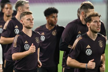Ballack für Kimmich und Goretzka im Mittelfeld Ballack für Kimmich und Goretzka im Mittelfeld