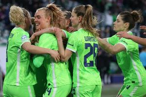 Wolfsburg souverän - über 20.000 Fans in Bremen