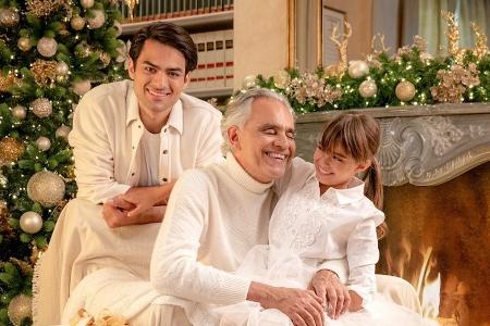 So feiert der Tenor Andrea Bocelli mit seiner Familie Weihnachten So feiert der Tenor Andrea Bocelli mit seiner Familie Weihnachten