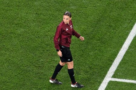 Erste WM-Schiedsrichterin: Frappart schreibt Geschichte Erste WM-Schiedsrichterin: Frappart schreibt Geschichte