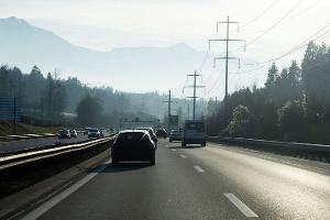 Tempo 100, Waschstraßen zu, E-Auto stehen