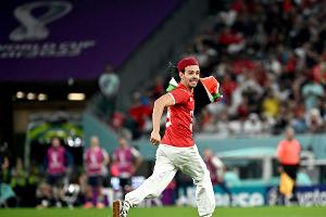 Flitzer mit Palästina-Flagge beim WM-Spiel der Tunesier