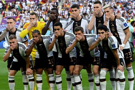 Knapp die Hälfte der Deutschen für deutlicheren DFB-Protest Knapp die Hälfte der Deutschen für deutlicheren DFB-Protest