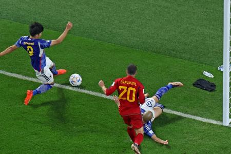 FIFA beendet Zweifel: Ball vor Japans Siegtor auf der Linie FIFA beendet Zweifel: Ball vor Japans Siegtor auf der Linie