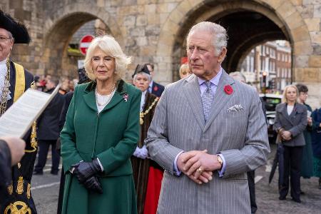 Charles und Camilla wollen mit Betroffener Ngozi Fulani sprechen Charles und Camilla wollen mit Betroffener Ngozi Fulani sprechen