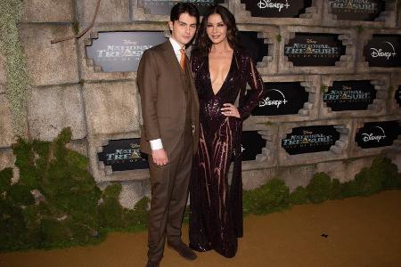 Seltener Anblick: Catherine Zeta-Jones mit Sohn Dylan in Los Angeles Seltener Anblick: Catherine Zeta-Jones mit Sohn Dylan in Los Angeles