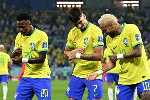 Brasilien zaubert und tanzt für Pele