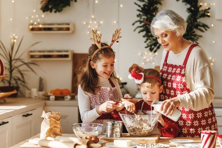 Oma backt mit Kindern