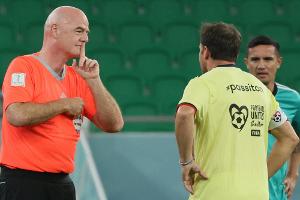 Legenden spielen mit Arbeitern: Infantino an der Pfeife