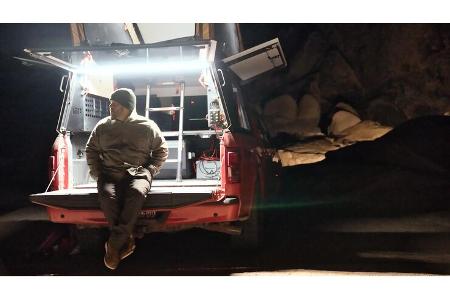 Lone Peak Camper (2023), Heckklappe, Nacht, Licht, Pickup-Camper