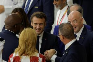 Präsident Macron fordert: "Jetzt den Pokal!"