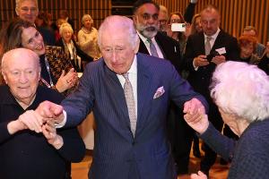 König Charles III. tanzt mit Holocaust-Überlebenden