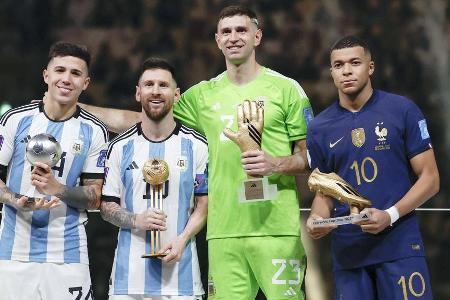 Das ist die Top-Elf der Fußball-WM 2022 - Die Fußball-WM 2022 ist Geschichte, Argentinien krönte sich zum dritten Mal zum Weltmeister. Neben Superstar Lionel Messi überzeugten weitere Südamerikaner, Kylian Mbappé brillierte mit acht Toren und zwei Marokkaner kämpften sich in die Fußball-Herzen. Die Top-Elf des Turniers: Das ist die Top-Elf der Fußball-WM 2022 - Die Fußball-WM 2022 ist Geschichte, Argentinien krönte sich zum dritten Mal zum Weltmeister. Neben Superstar Lionel Messi überzeugten weitere Südamerikaner, Kylian Mbappé brillierte mit acht Toren und zwei Marokkaner kämpften sich in die Fußball-Herzen. Die Top-Elf des Turniers: