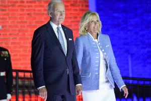 US-Präsident Joe Biden besucht Grab seiner ersten Ehefrau und Tochter