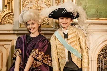 Prinzessin Estelle und Prinz Oscar stöbern im Kostümfundus der Oper Prinzessin Estelle und Prinz Oscar stöbern im Kostümfundus der Oper