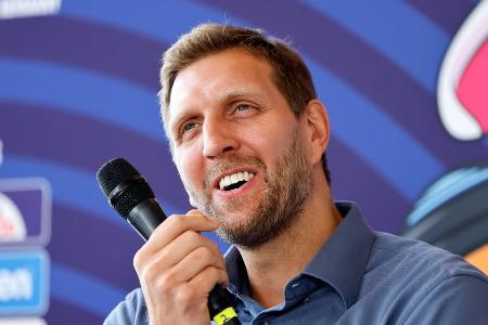 Dirk Nowitzki hat jetzt eine Statue in Dallas Dirk Nowitzki hat jetzt eine Statue in Dallas
